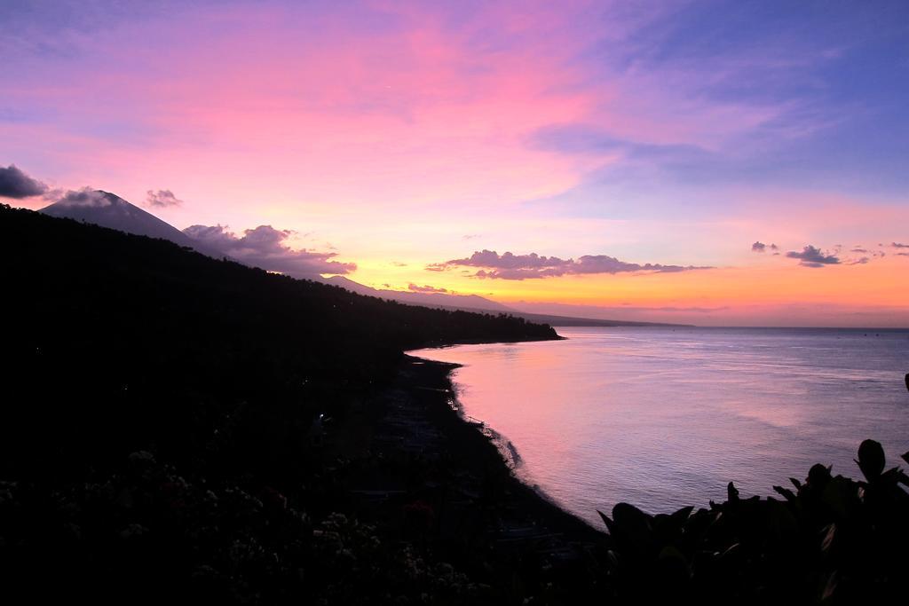 Waenis Sunset View Hotel And Restaurant, Amed, Bali Экстерьер фото